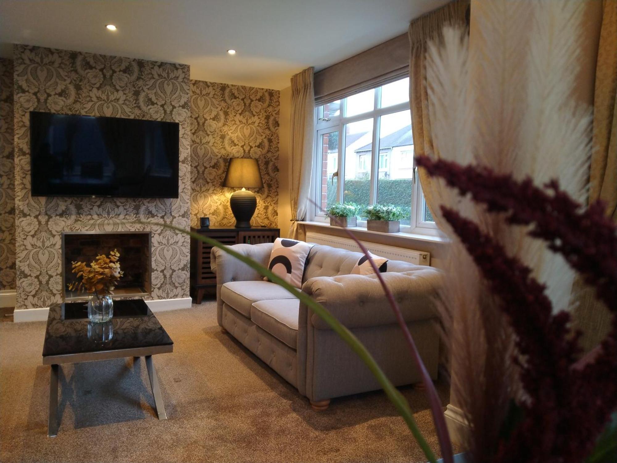 Sirius House - Sleeps 7, Driveway, Garden Villa Crewe Bagian luar foto