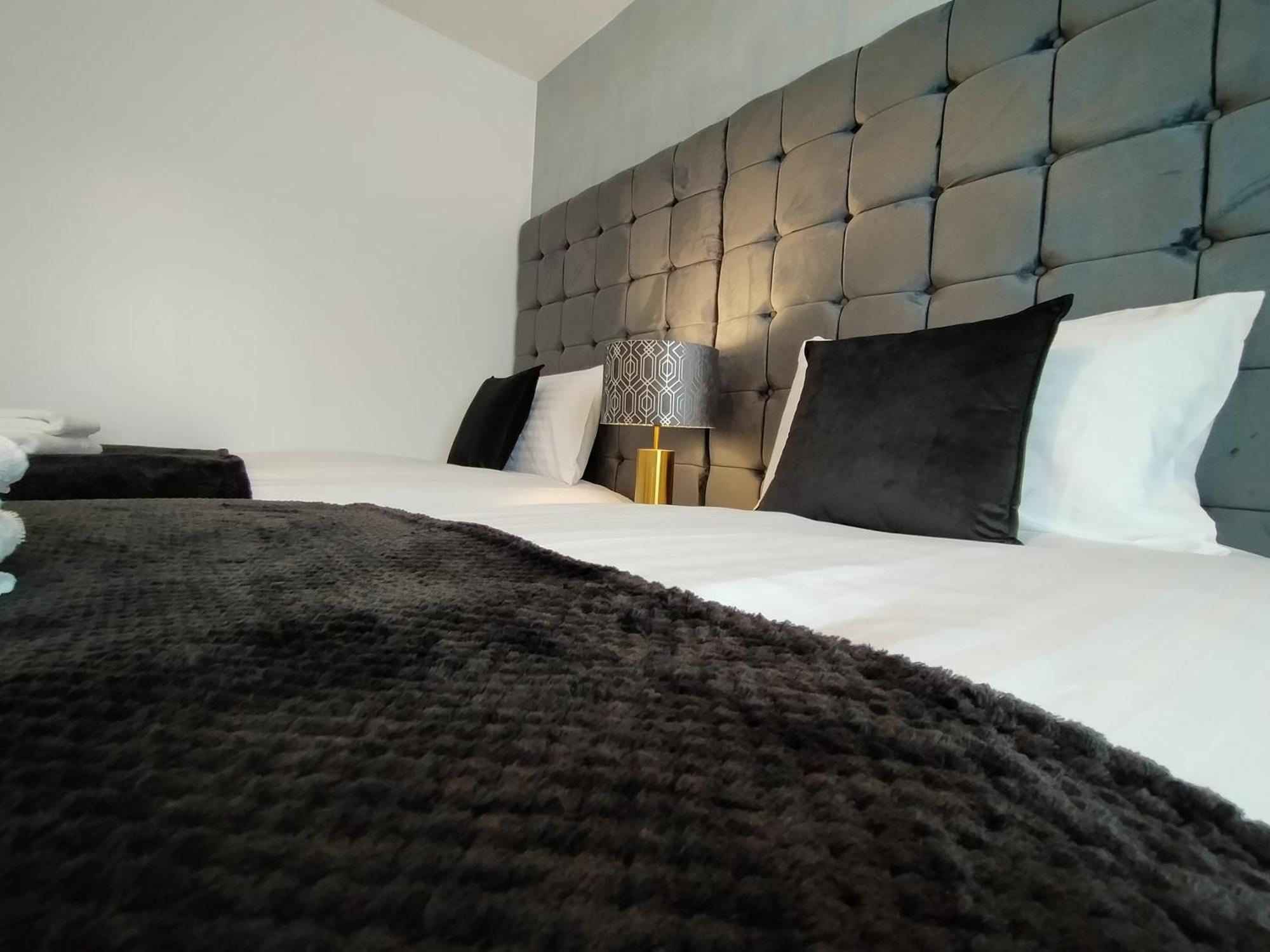 Sirius House - Sleeps 7, Driveway, Garden Villa Crewe Bagian luar foto