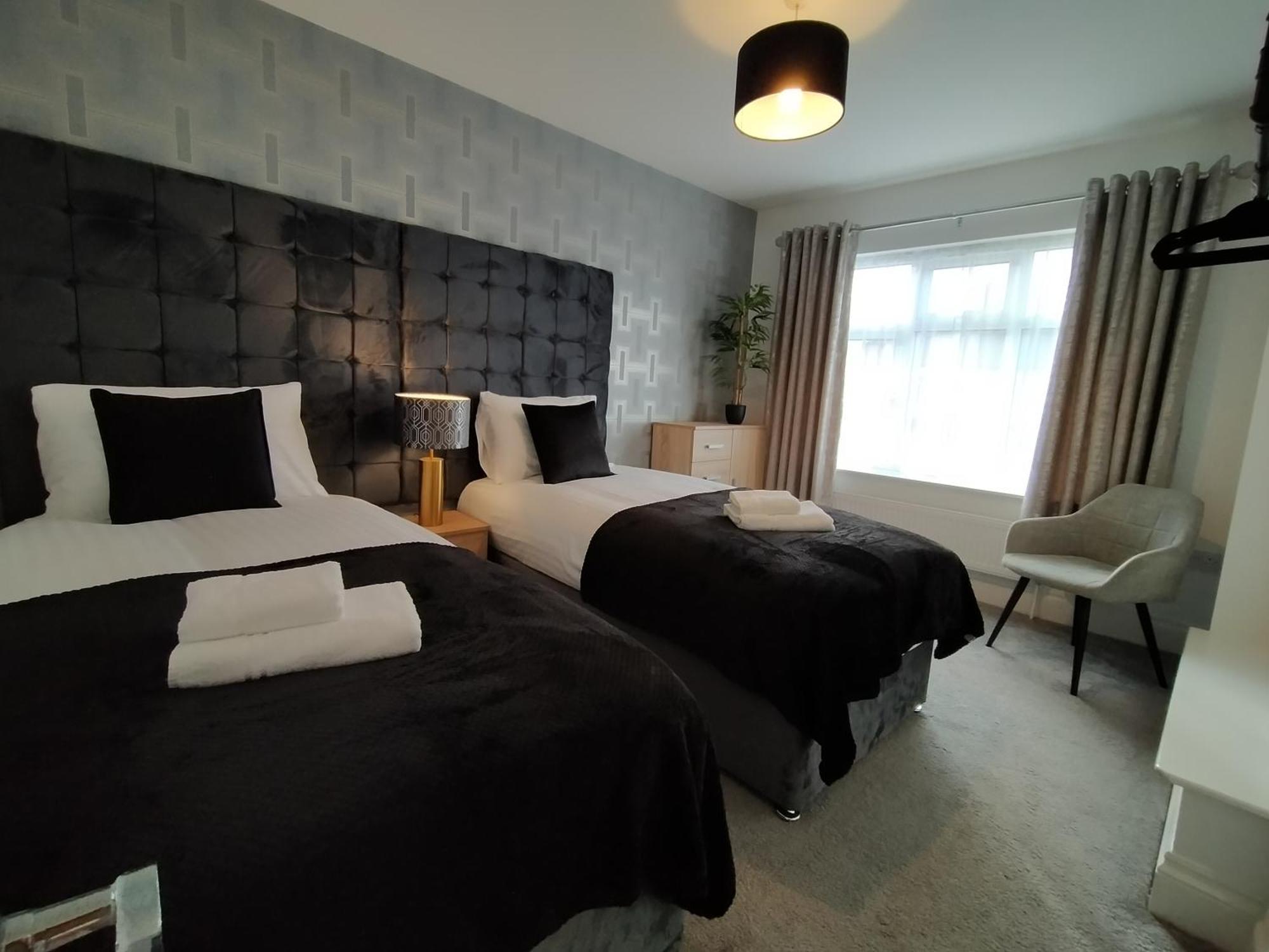 Sirius House - Sleeps 7, Driveway, Garden Villa Crewe Bagian luar foto