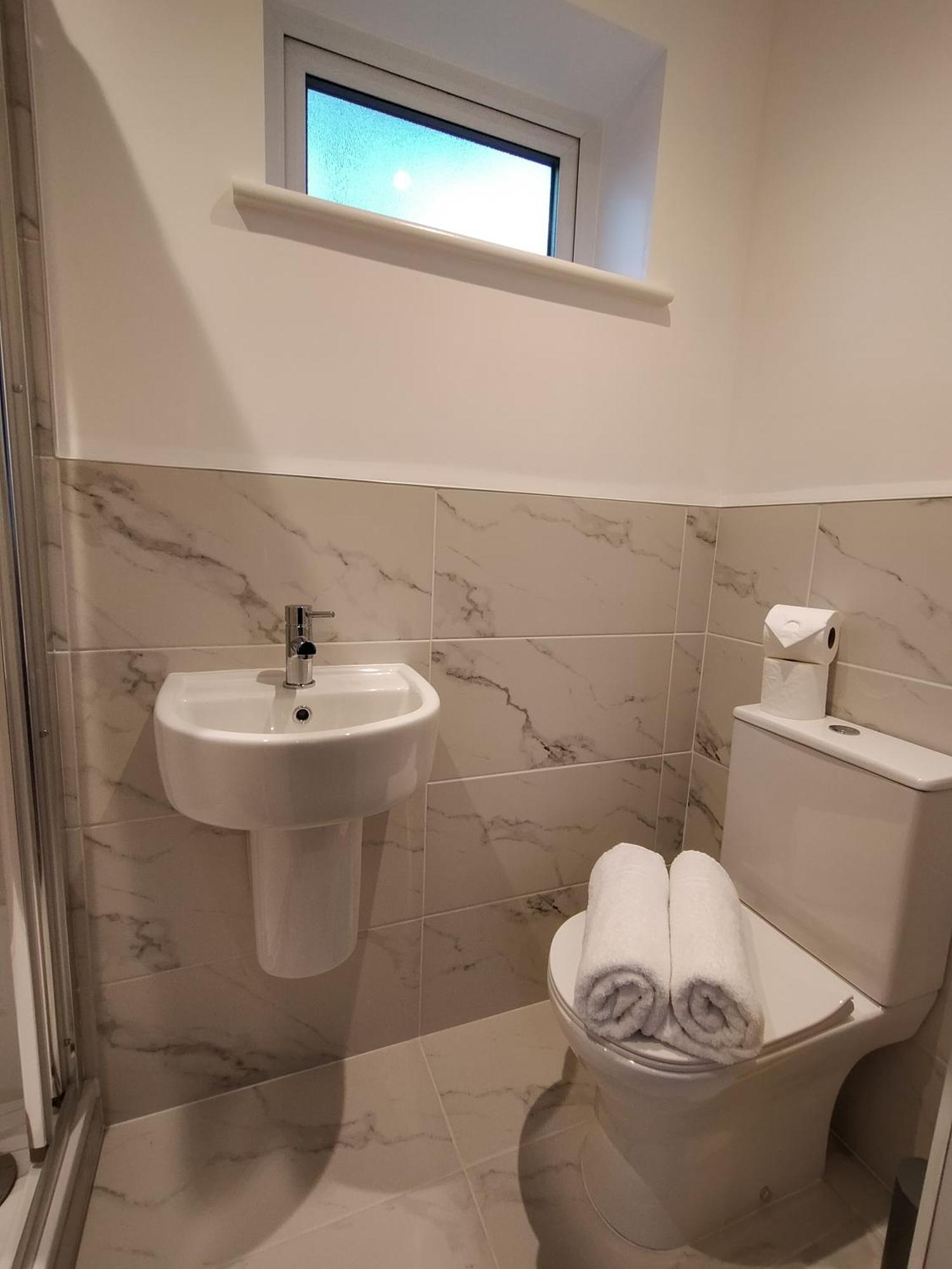 Sirius House - Sleeps 7, Driveway, Garden Villa Crewe Bagian luar foto