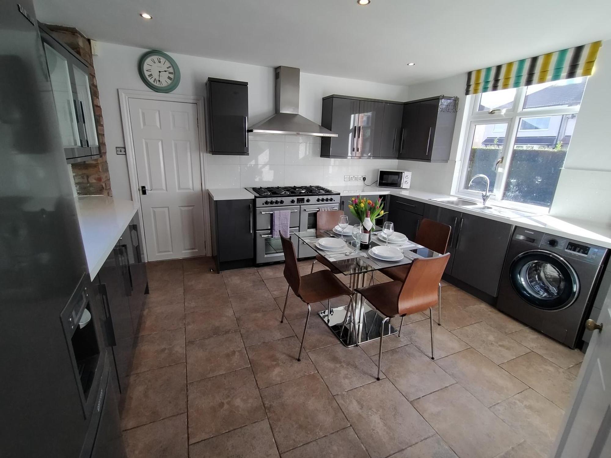 Sirius House - Sleeps 7, Driveway, Garden Villa Crewe Bagian luar foto