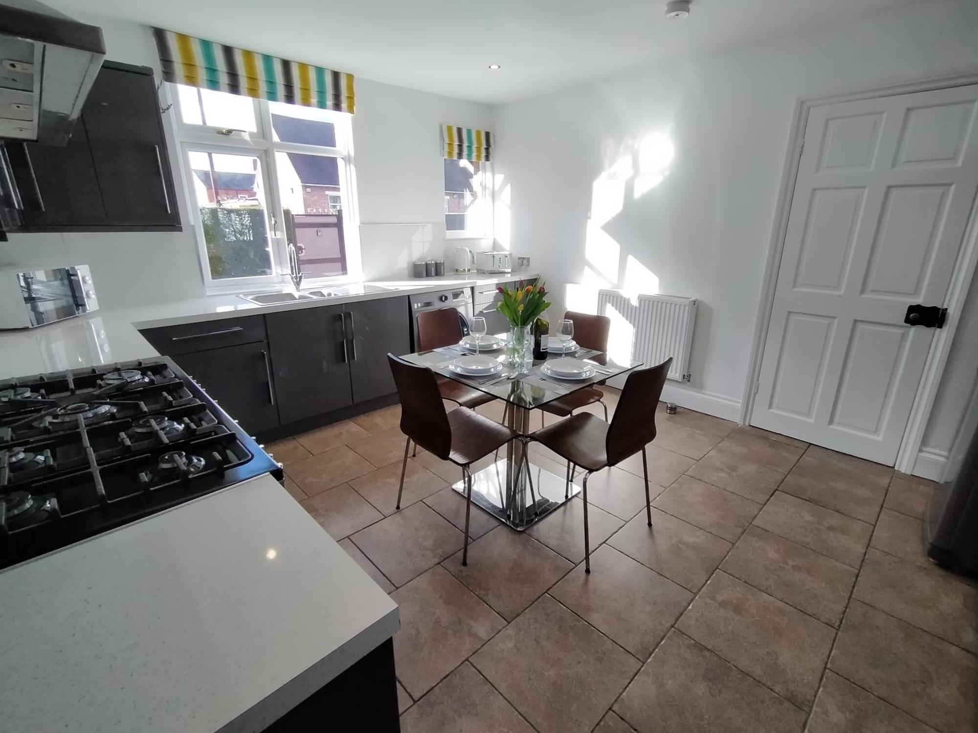 Sirius House - Sleeps 7, Driveway, Garden Villa Crewe Bagian luar foto