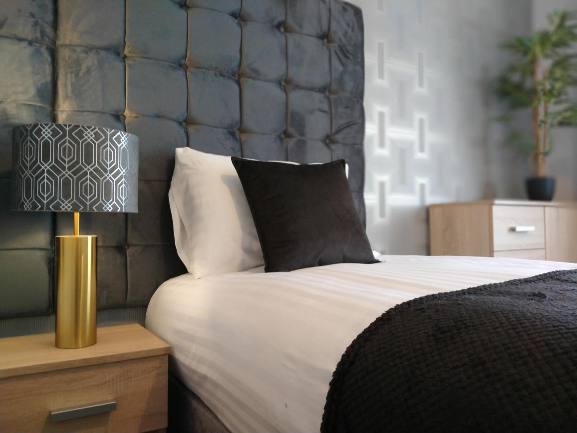Sirius House - Sleeps 7, Driveway, Garden Villa Crewe Bagian luar foto