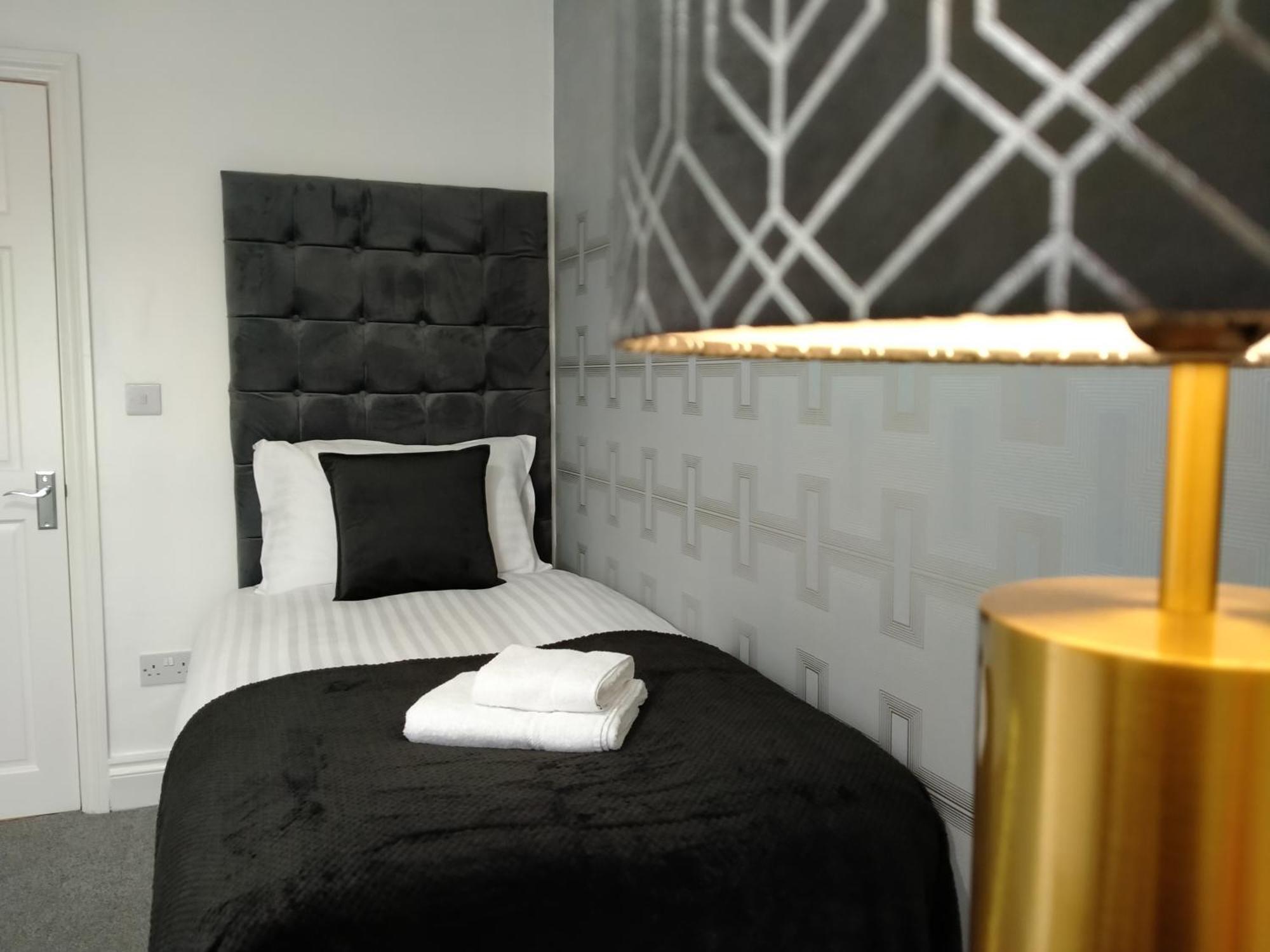 Sirius House - Sleeps 7, Driveway, Garden Villa Crewe Bagian luar foto