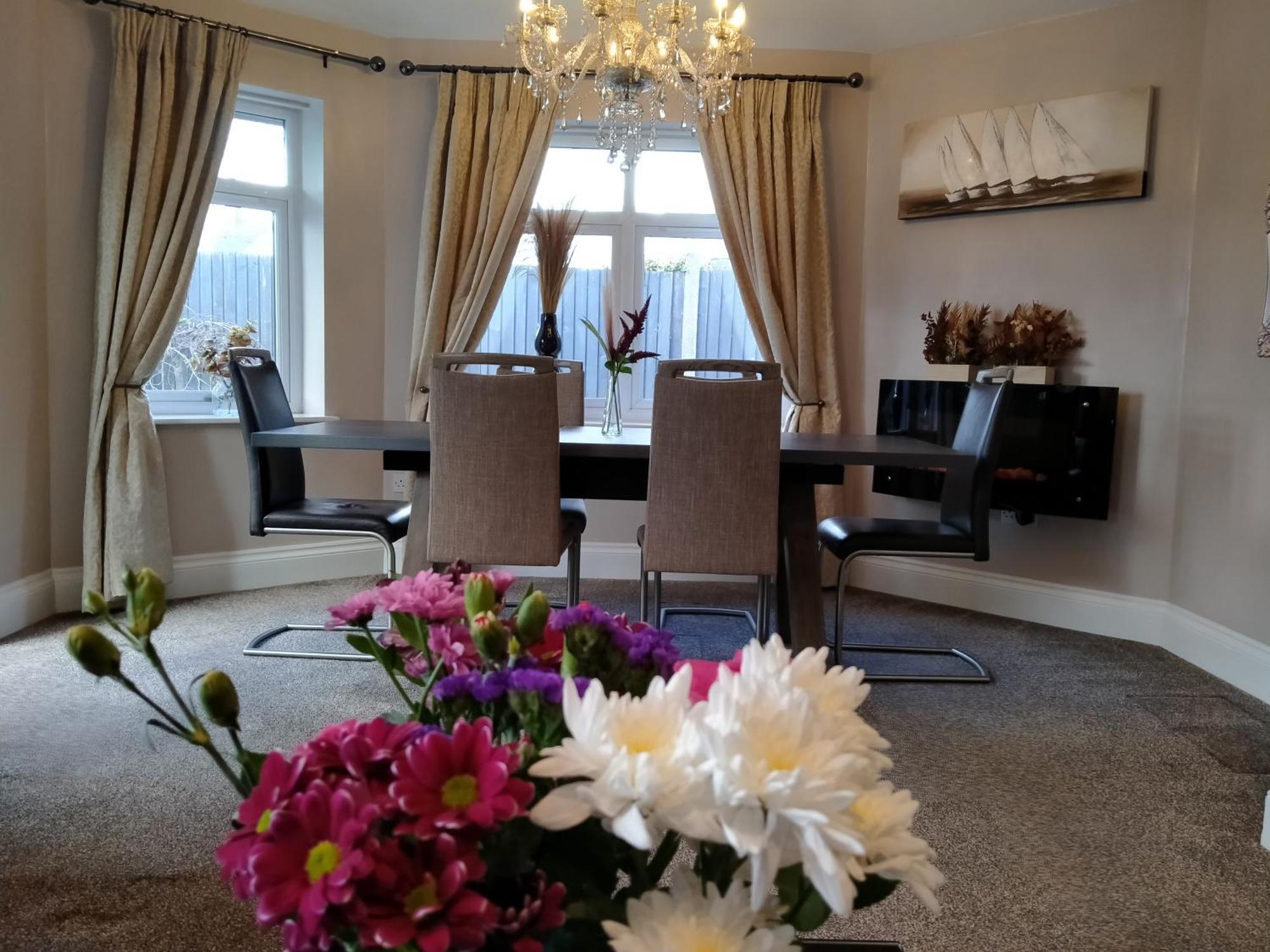 Sirius House - Sleeps 7, Driveway, Garden Villa Crewe Bagian luar foto