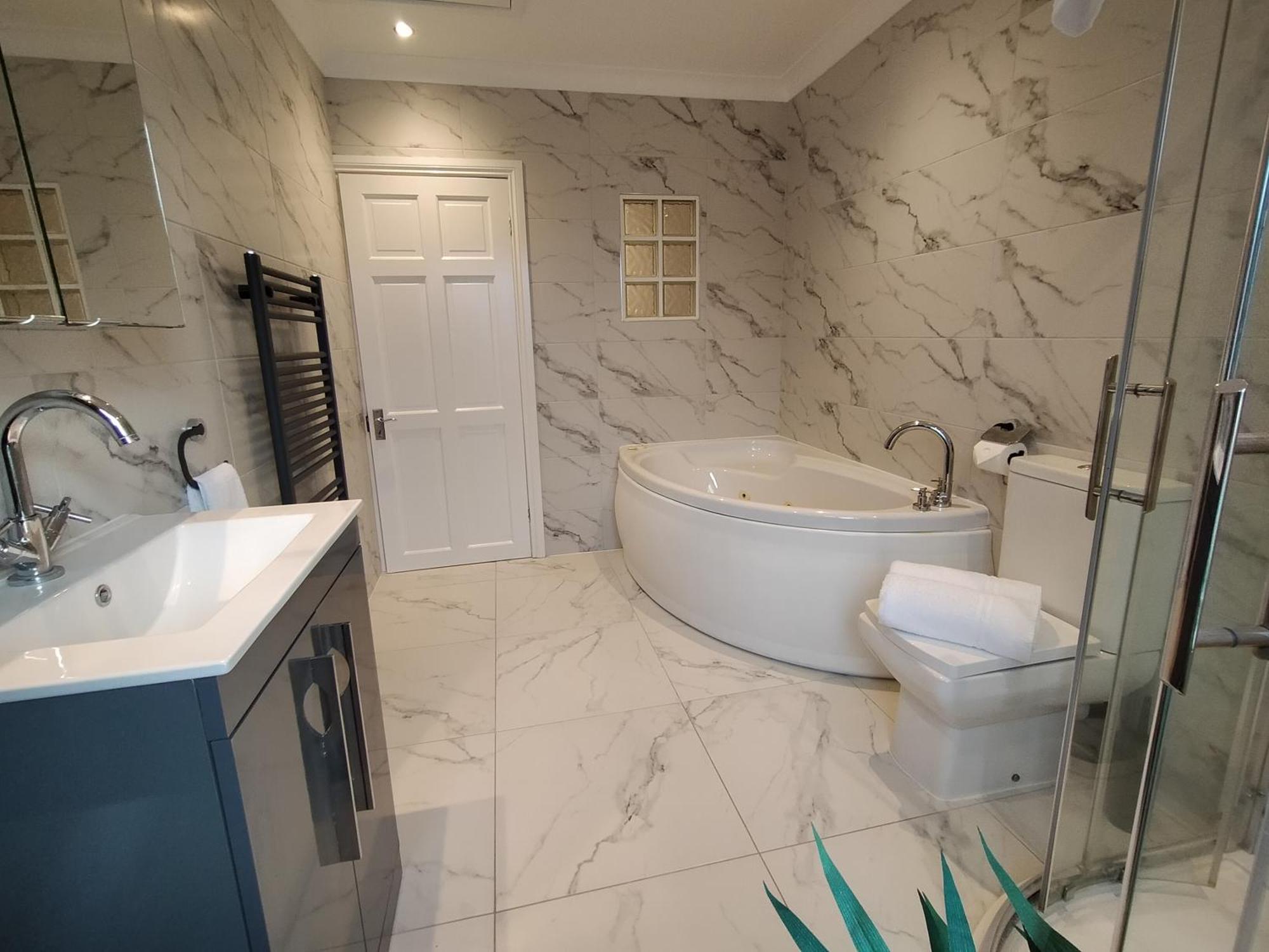 Sirius House - Sleeps 7, Driveway, Garden Villa Crewe Bagian luar foto